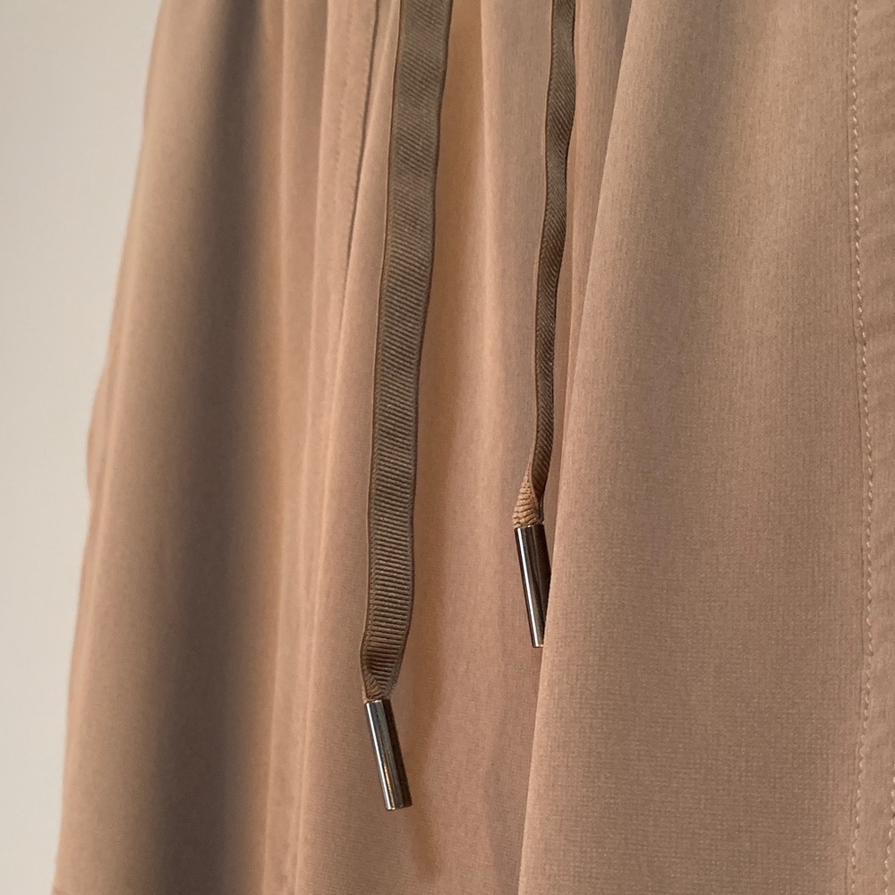 SPANX Woman’s Tan Cargo Pants Like New - Picture 5 of 9
